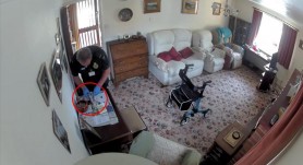 REVOLTĂTOR // Un paramedic, filmat în timp ce fură bani din casa unei femei care abia murise. Ce a făcut când şi-a dat seama că e urmărit
